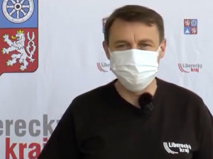 VIDEO: Hejtman vyzývá, aby lidé nosili roušky a zbytečně nechodili k lékařům