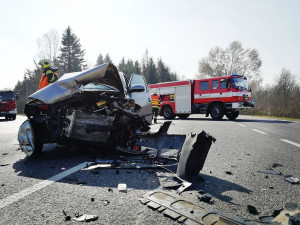 FOTO: Nehoda u Jablonného. Při čelním nárazu se zranili dva lidé a dítě