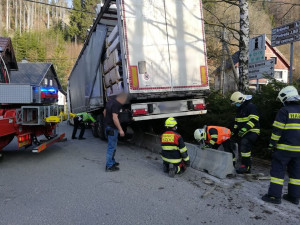 FOTO: Kamion na silničce v Janově najel na zátaras. Vyprostit ho museli hasiči