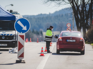 V lese nebo autě je rouška zbytečná, říkají policisté. Někteří lidé ale na jejich nošení kašlou úplně