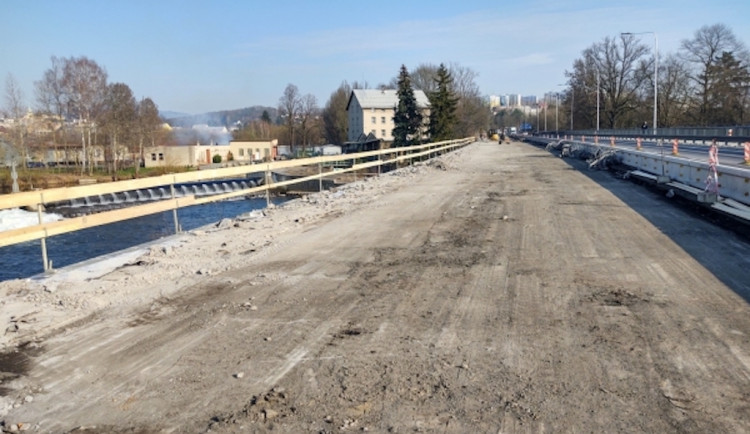 Práce na mostě se zastavily.