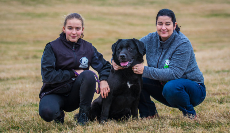Kateřina Vojáčková, majitelka útulku, s dcerou Adélou a psem Áronem.
