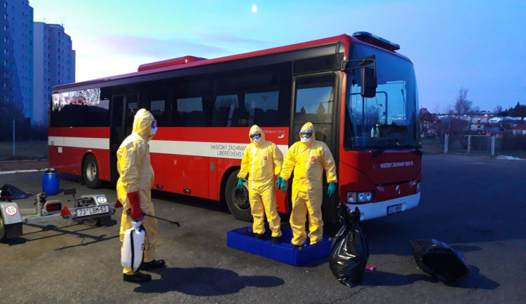 Krajští hasiči přivezli domů skoro dvě stě Čechů, kteří se kvůli karanténě zasekli v zahraničí