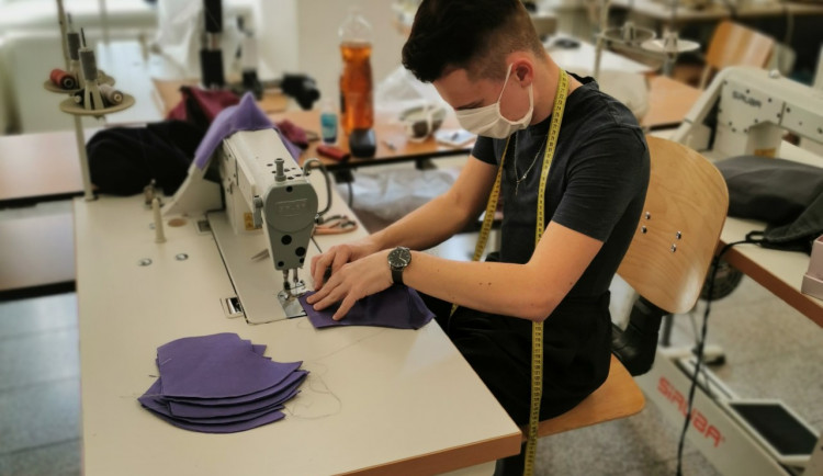 Do šití ze nezapojují jen holky.