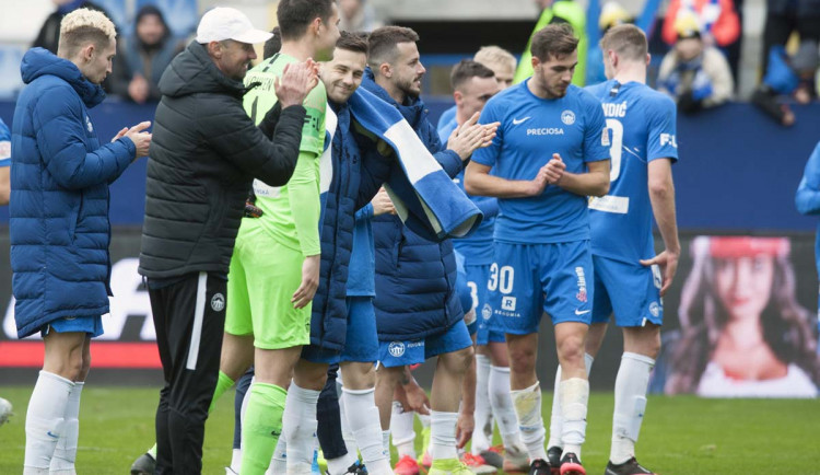 Slovan věnoval nemocnici 700 tisíc na nákup plicní ventilační jednotky. Hraje se o víc než o body do tabulky, říká obránce Hybš