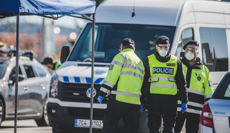 Lidé bez roušek, šíření poplašné zprávy. Policisté rozdali první pokuty za nedodržování vládních nařízení