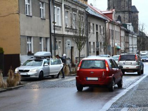 Parkování na přechodu nebo zastávce. Řidiči by měli při vykládání dětí přemýšlet