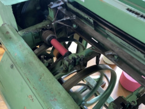 V Bílém Potoce využívají oplétací stroj na výrobu tkalounu do roušek.