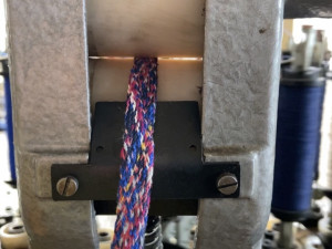 V Bílém Potoce využívají oplétací stroj na výrobu tkalounu do roušek.