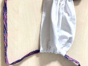 V Bílém Potoce využívají oplétací stroj na výrobu tkalounu do roušek.