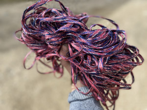 V Bílém Potoce využívají oplétací stroj na výrobu tkalounu do roušek.