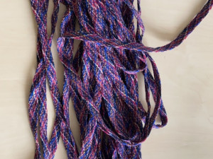 V Bílém Potoce využívají oplétací stroj na výrobu tkalounu do roušek.