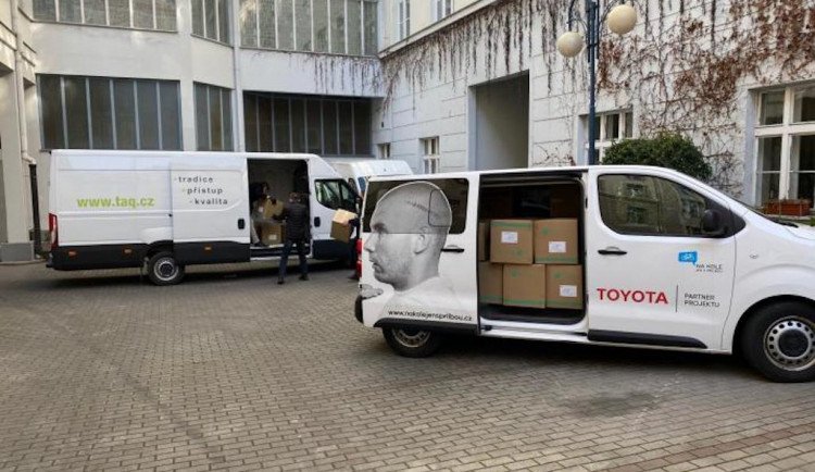 Asociace krajů ve spolupráci s Týmem silniční bezpečnosti rozvezla do regionů respirátory