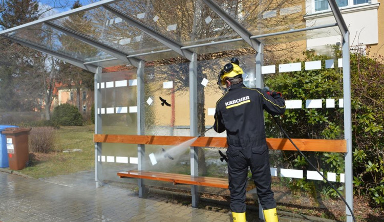 Čištění zastávky na Žižiově náměstí