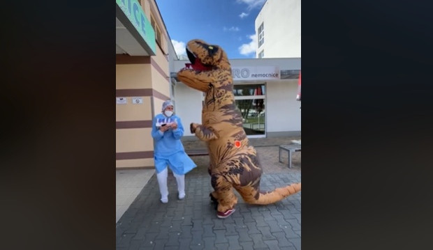 Do jablonecké nemocnice dorazil T-REX.