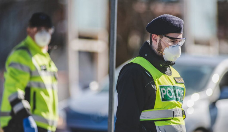 Za napadení seniora policie stíhá tři pracovníky obchodu. Nevěřili, že mu je 65 let