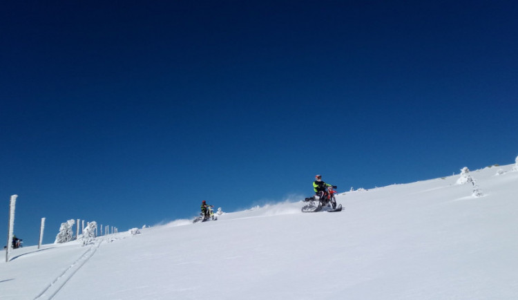 Bezohledná partička se rozhodla vyrazit na skútry do Krkonoš. Chytla je policie