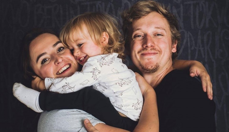 Fotografové Gábi a David s dcerou Rozárkou.