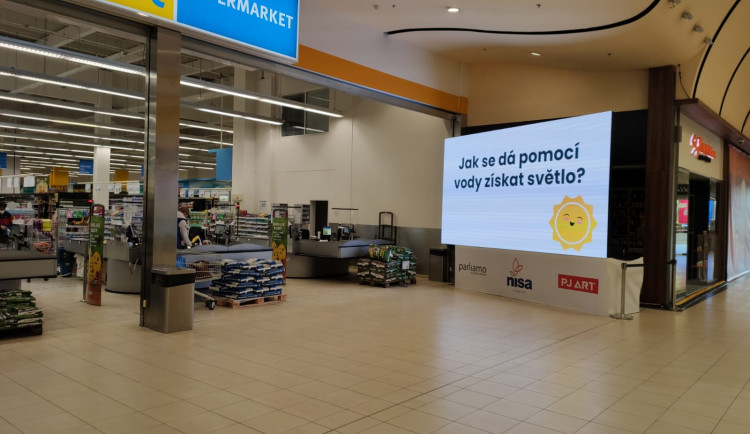 Pošlete úsměv prodavačkám v první linii. OC Nisa promítá vzkazy personálu i zákazníkům