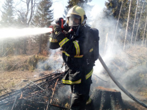 FOTO: Na Proseči hořel les, vyhlášen byl druhý stupeň požárního poplachu