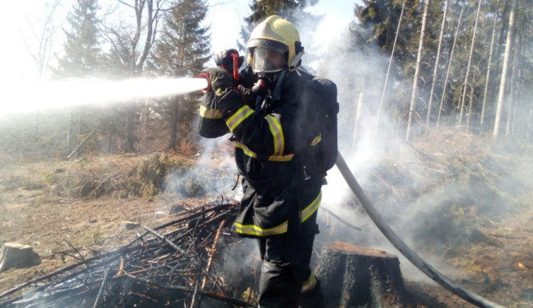 FOTO: Na Proseči hořel les, vyhlášen byl druhý stupeň požárního poplachu