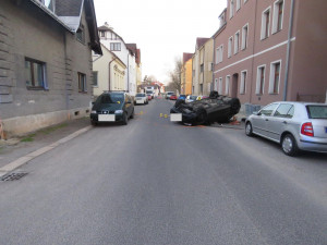 FOTO: Auto otočil na střechu. V dechu měl téměř dvě promile alkoholu