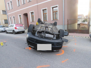 FOTO: Auto otočil na střechu. V dechu měl téměř dvě promile alkoholu