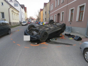 FOTO: Auto otočil na střechu. V dechu měl téměř dvě promile alkoholu
