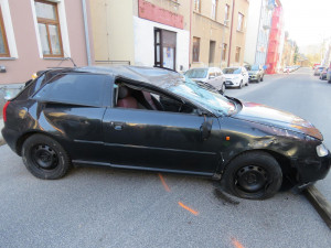 FOTO: Auto otočil na střechu. V dechu měl téměř dvě promile alkoholu