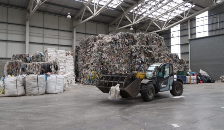 Plastový odpad se v dotřiďovacím procesu rozděluje do balíků podle jednotlivých druhů