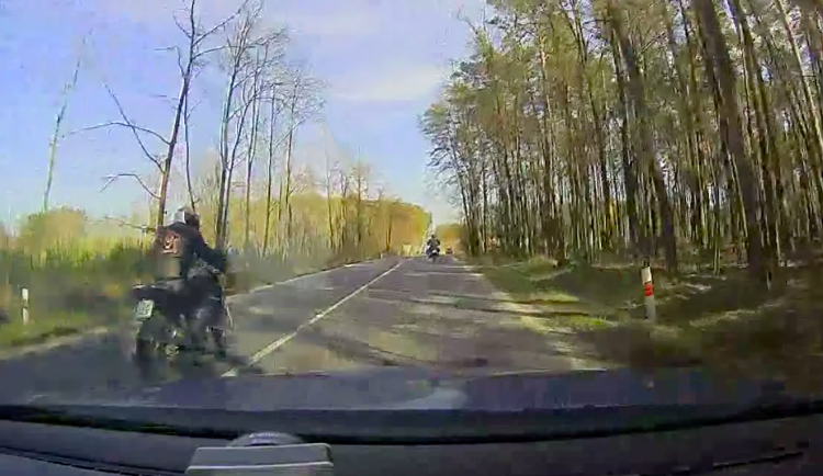 Policisty na plné čáře předjel sto dvacítkou. Při honičce si rozbil motorku