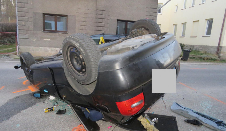 FOTO: Auto otočil na střechu. V dechu měl téměř dvě promile alkoholu
