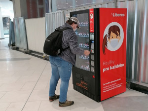Liberec má první rouškomat