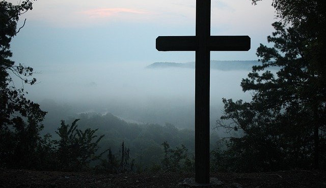 Nad Novým Borem bude zářit kříž až do velikonočního pondělí