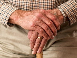 Obchodníci zneužívají důvěřivosti seniorů. Na co si dát pozor?