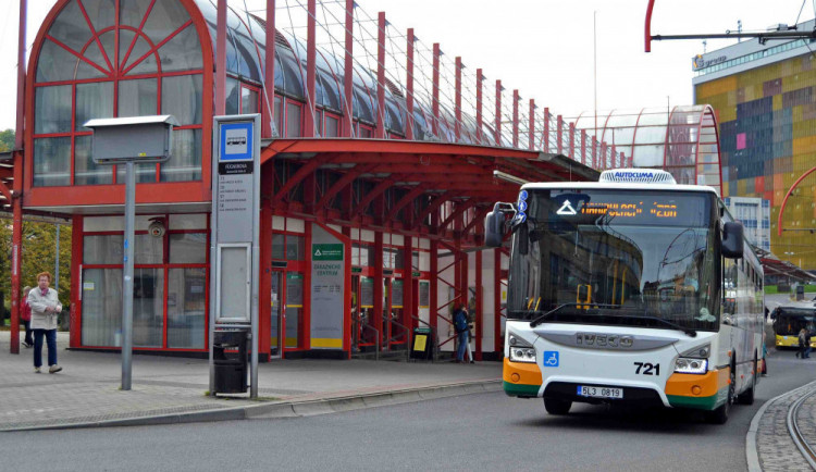 Do autobusů MHD v Liberci stále předními dveřmi nastoupit nejde