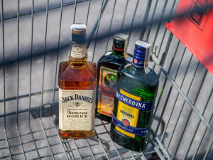 Češi v karanténě víc pijí alkohol, řeší tím nejistotu z budoucnosti