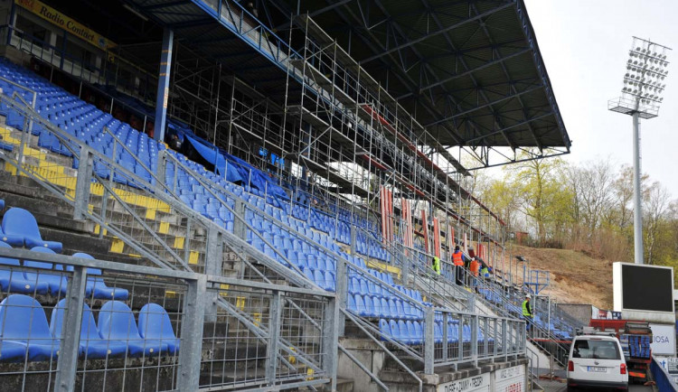 Na Slovanu začala rekonstrukce hlavní tribuny. Nový trávník bude zřejmě až za rok