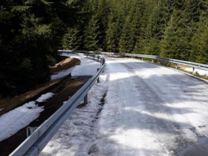 Silnice přes Souš zůstává uzavřená. Stále je na ní sníh