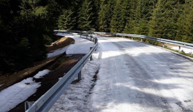 Silnice přes Souš.