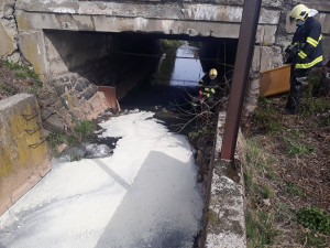 FOTO: Do řeky v Jilemnici se dostal olej, na místo museli hasiči