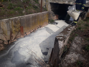 FOTO: Do řeky v Jilemnici se dostal olej, na místo museli hasiči