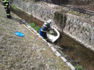 FOTO: Do řeky v Jilemnici se dostal olej, na místo museli hasiči