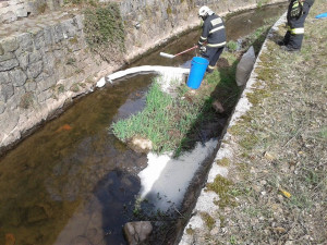 FOTO: Do řeky v Jilemnici se dostal olej, na místo museli hasiči