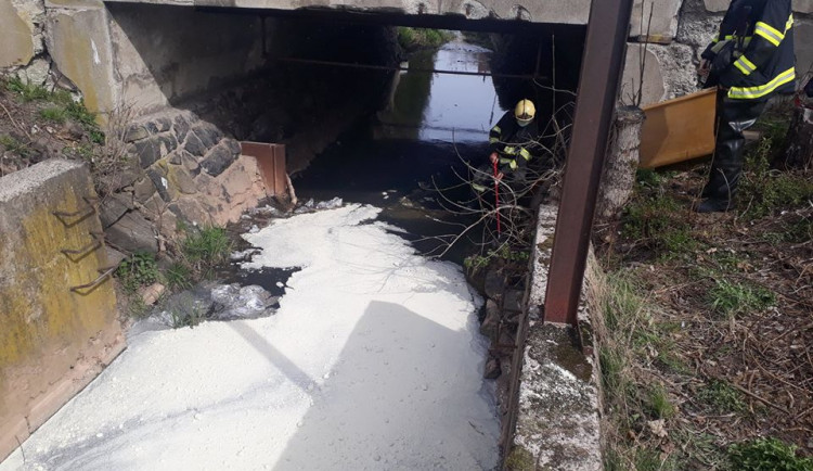 FOTO: Do řeky v Jilemnici se dostal olej, na místo museli hasiči