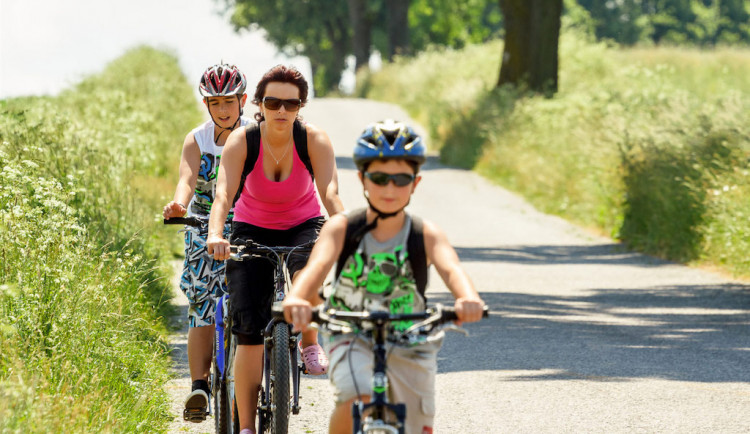 Jaro láká cyklisty. Jízda na kole baví i děti