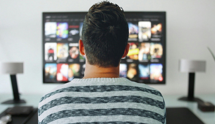 Češi poslední měsíc stahují z internetu o čtvrtinu víc TV obsahu