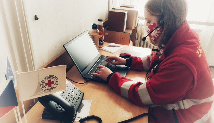 Červený kříž spustil linku psychosociální pomoci. Pomáhá lidem v tísni