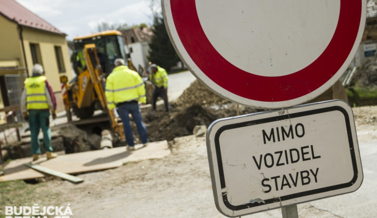 Kraj ušetřil miliony na rekonstrukci silnice v Podbozkově. Vystaví za ně kruháč v Jablonci