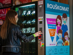OC Nisa zavádí automaty, ze kterých místo Coca-Coly vypadne rouška
